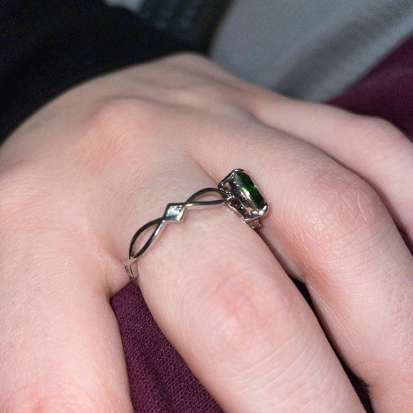 Green ring size 8 - Picture 2 of 3